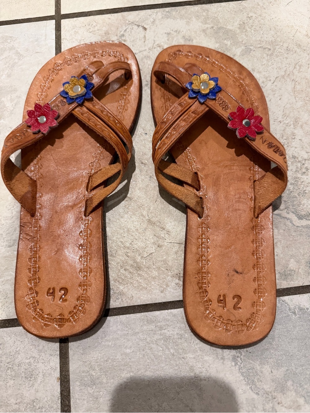 Women's Brown Leather Floral Toe-Loop Sandals